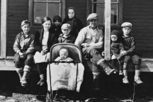An old black-and-white image of a family group.